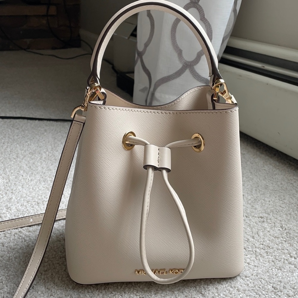 Cute Michael kors crossbody bag. Beige and gold